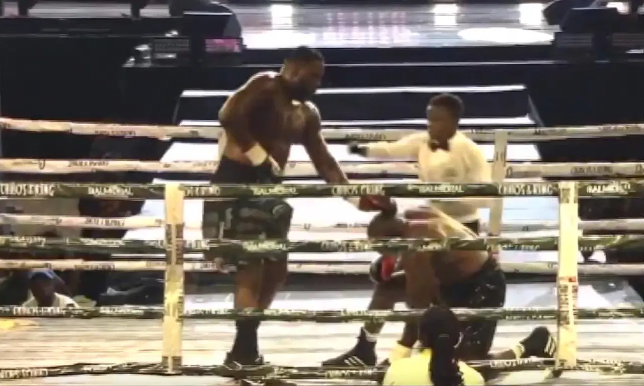 Лоуренс Околи нокаутировал Эбенезера Тетте в Лагосе: видео боя